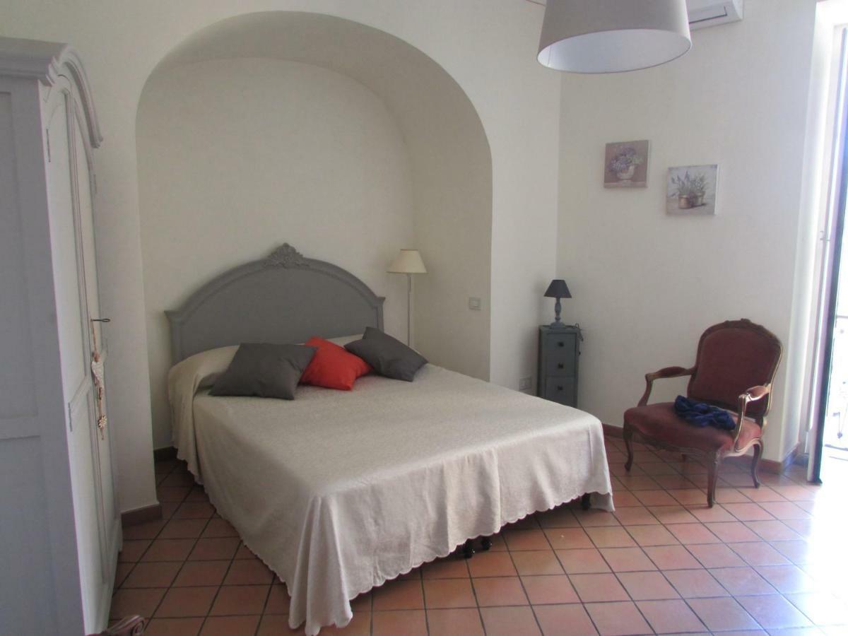 Salerno Domus Claudia Apartment ภายนอก รูปภาพ